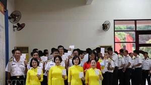 Officers, soldiers and residents in the Truong Sa special zone come to cast their ballots at Polling Station No.1 on March 15. (Photo: VNA)