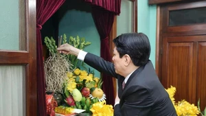 State President Luong Cuong offers incense in commemoration of President Ho Chi Minh at House 67 in Ha Noi on February 13, 2026. (Photo: VNA)