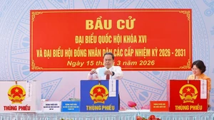 NA Chairman Tran Thanh Man casts his ballot at Polling Station No. 14 in Hoc Mon ward, Ho Chi Minh City, on March 15 morning. (Photo: VNA)