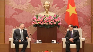 Vice Chairman of the Vietnamese National Assembly (NA) Tran Quang Phuong meets with Chairman of the Committee on National Security of the Hungarian NA Zoltan Sas in Ha Noi on February 3. (Photo: VNA)