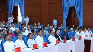 Politburo member and Permanent member of the Party Central Committee’s Secretariat Tran Cam Tu (front, third from left) and other participants in the meeting between voters and candidates running for seats in the 16th National Assembly in Constituency No. 1 of Da Nang city on March 4. (Photo: VNA)