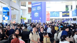 Passengers at Noi Bai International Airport on January 4, the final day of the New Year holiday (Photo: VNA)