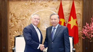 Party General Secretary To Lam (right) receices US Assistant Secretary of State for East Asian and Pacific Affairs Michael DeSombre in Ha Noi on February 13. (Photo: VNA)
