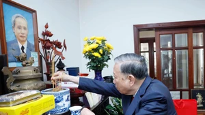 Party General Secretary To Lam offers incense in tribute to late PM Pham Van Dong. (Photo: VNA)