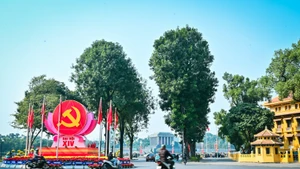 Ha Noi is splendidly decorated to welcome this particularly important political event of the country. (Photo: BAO LONG)
