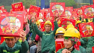 Workers at the construction site of the Ngoc Trai Theatre project (Ha Noi) joyfully receive Tet gifts from the organisers of the “Building Tet 2026” programme. (Photo: Nhan Dan Newspaper)