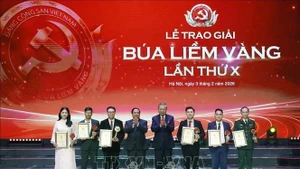 Party General Secretary To Lam and PM Pham Minh Chinh honour the first prize winners. (Photo: VNA)
