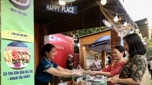 The Con Dao delicacies booth draws strong interest from visitors. (Photo: VNA)