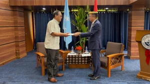 Ambassador Pham Thanh Binh presents his credentials to President of the Federated States of Micronesia Wesley W. Simina. (Photo: Embassy of Viet Nam in China)