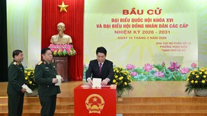 State President Luong Cuong and military officials cast ballots at Polling Station No. 26 in Hoan Kiem ward, Ha Noi, on the morning of March 15. (Photo: nhandan.vn)
