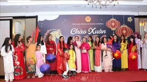 Vietnamese generations in Sri Lanka showcase traditional ao dai. (Photo released by VNA)