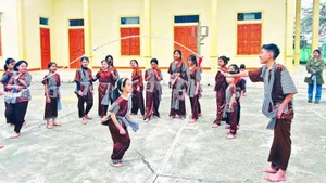Children from the “Anchoring the soul of Vi and Giam” class during a roots-return activity, taking part in traditional folk games.