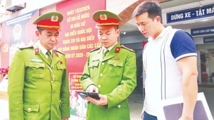 Ha Noi Public Security reviews and fully updates voter information, synchronises data on the VNeID system, and accurately grasps the number of actual residents in the area to serve the issuance of voter cards. (Photo: TIEN NGUYEN)