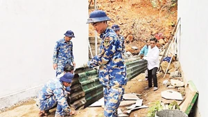 Units participating in housing construction under the “Quang Trung Campaign” in Khanh Hoa Province are urgently completing the final houses to hand them over to local residents.
