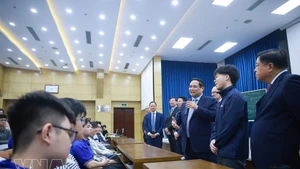 Prime Minister Pham Minh Chinh meets students of the University of Science and Technology of Ha Noi. (Photo: VNA)