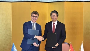 UNESCO Representative to Viet Nam Jonathan Wallace Baker and Japanese Ambassador Ito Naoki at the signing ceremony (Photo: baoquocte.vn)