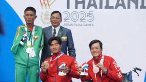 Swimmer Do Thanh Hai (centre) grabs gold medal and Pham Tuan Hung (first, right) wins bronze medal in the men's 50m breaststroke SB6 event (Photo: VNA)