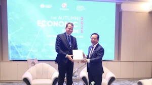 Chairman of the Ho Chi Minh City People’s Committee Nguyen Van Duoc (R) meets with Stephan Mergenthaler, Managing Director of the World Economic Forum (WEF), on November 25. (Photo: VNA)