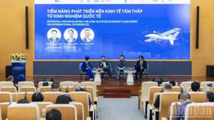 Speakers exchange views at the forum. (Photo: HNV)