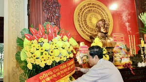 Chairman Tran Thanh Man offers flowers and incense at the Special National Relic Site dedicated to President Ton Duc Thang.