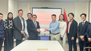 Staff of the Vietnamese Consulate General in Osaka and overseas Vietnamese donate to support people in central Viet Nam affected by storms and floods.