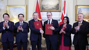 General Secretary To Lam and UK Prime Minister Keir Starmer exchange a Joint Declaration on upgrading Viet Nam–UK relations to a comprehensive strategic partnership. (Photo: VNA)