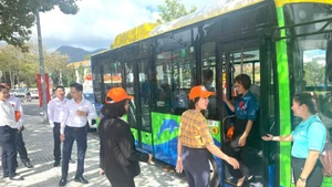 Residents of the Con Dao Special Zone use the electric bus service and are exempt from fares.