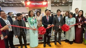 Vietnamese Ambassador to Singapore Tran Phuoc Anh and representatives from the Ho Chi Minh City Department of Tourism inaugurate the Viet Nam – Ho Chi Minh City Tourism Pavilion at ITB Asia 2025. (Photo: VNA)