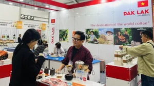 Residents of Jeonju City, Jeonbuk Province, the RoK, enjoy Dak Lak coffee at the expo.