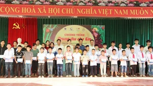 The NFVC, together with organisations and sponsors, presents scholarships to disadvantaged children in Nhan Nghia Commune, Phu Tho Province, on October 5, 2025. (Photo: NFVC)