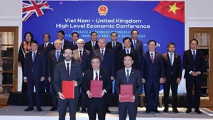 Party General Secretary To Lam witnesses the signing ceremony of cooperation agreements between ministries, sectors, and enterprises of the two countries. (Photo: VNA)