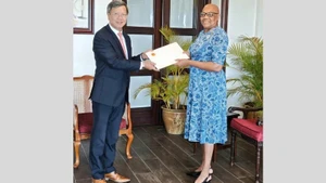 Ambassador Le Quang Long presents his credentials to Governor-General of Saint Kitts and Nevis Dame Marcella Liburd. (Photo: Embassy of Viet Nam in Cuba)