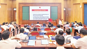A class session for participants of the refresher and knowledge-updating course for officials planned for the 14th Party Central Committee. (Photo: DUY LINH)