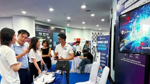 People learn about the “Basal Pay software” project at Da Nang Finance and Technology Week 2025.