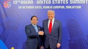 Prime Minister Pham Minh Chinh (left) has a brief meeting with US President Donald Trump (Photo: VNA)