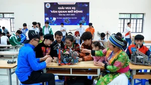Teacher Vang Thi Dinh and her students participate in the Lang Son Provincial VEX IQ Van Quan Open for the 2023–2024 academic year.