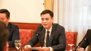 Deputy Foreign Minister Dang Hoang Giang speaks at the meeting with Ozeki Kenji, Director of Japan’s Matsushita Institute of Government and Management (MIGM) in Ha Noi on November 24, 2025. (Photo: VNA)