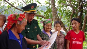 A border guard officer conducts communication activities on human trafficking prevention. (Photo: VNA)