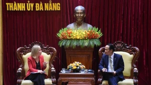 Member of the Da Nang Party Committee’s Standing Board Nguyen Dinh Vinh (R) receives Melissa A. Brown, the new US Consul General in Ho Chi Minh City.