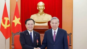 Party General Secretary To Lam (R) receives Kuroiwa Yuji, Governor of Kanagawa prefecture in Ha Noi on November 15. (Photo: VNA)