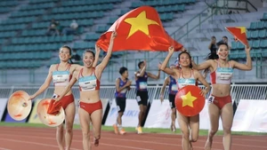 Hoang Thi Minh Hanh, Nguyen Thi Hang, Le Thi Tuyet Mai, and Nguyen Thi Ngoc celebrate their gold medal in the women’s 4x400m relay on December 16. (Photo: VNA)