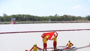 Bui Thi Thu Hien, Nguyen Giang, Dinh Thi Hao, and Pham Thi Hue celebrate after winning gold in the women’s quadruple sculls final at the 33rd SEA Games. (Photo: VNA)