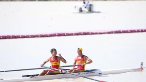 Hoang Van Dat and Nguyen Phu win gold in the men’s lightweight double sculls final on December 17. (Photo: VNA)