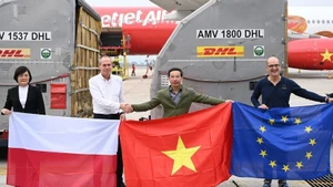 The handover ceremony for the humanitarian aid shipment from the Polish Government takes place at Noi Bai International Airport on December 28. (Photo provided by the Embassy of Viet Nam in Poland)