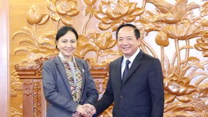 Chairman of the Communist Party of Viet Nam (CPV) Central Committee's Commission for Information, Education, and Mass Mobilisation Trinh Van Quyet (right) meets with Standing Vice President of the Lao Front for National Construction Central Committee Inlavan Keobounphanh in Ha Noi on December 5. (Photo: VNA)