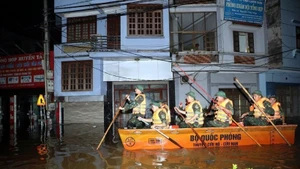 Soldiers work around the clock to support affected communities in Lang Son province. (Photo: VNA)