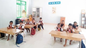 Students attend their first class at Lang Luong Campus of Chu Van An Semi-boarding Primary School for Ethnic Minorities, Tra Tap Commune, Da Nang City. (Photo: BINH NAM)