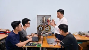Dr Nguyen Trung Hieu (in white shirt), Head of Faculty of Electronics Engineering 1 at the Posts and Telecommunications Institute of Technology.