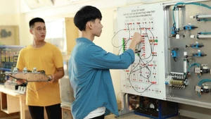 Human resources training must be linked to real labour market needs. In the photo: Students of the Faculty of Electrical – Electronic Engineering, Phuong Dong University, participate in a practical lesson. (Photo: THE DAI)