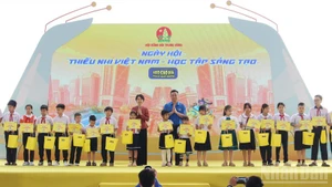 Scholarships are presented to children who have overcome difficulties to achieve good academic results.